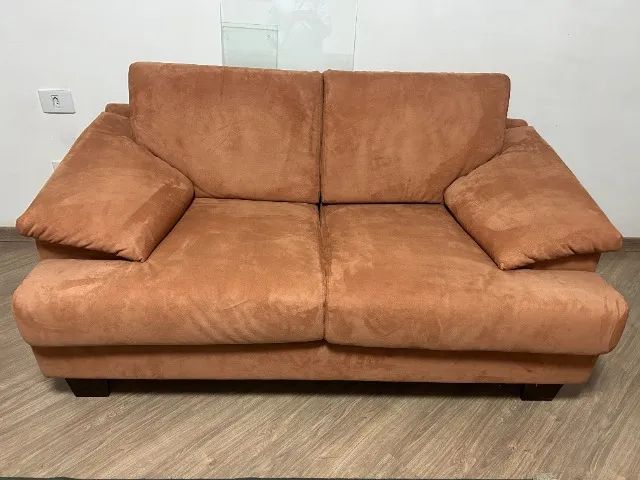 Lindo sofá seminovo de 2 lugares em tecido suede.