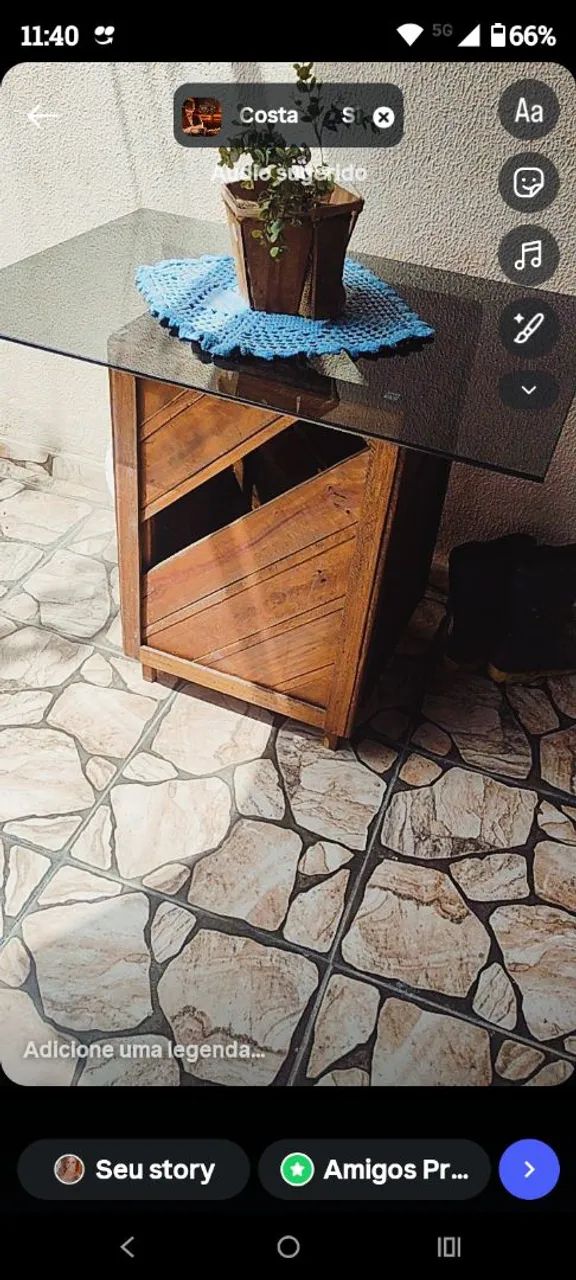 Mesa de madeira com tampa de vidro 