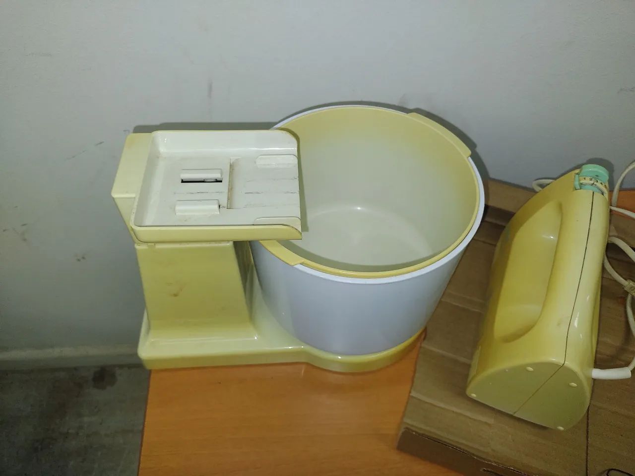 Batedeira Faet, antiga, funcionando, com acessórios. - Foto 4