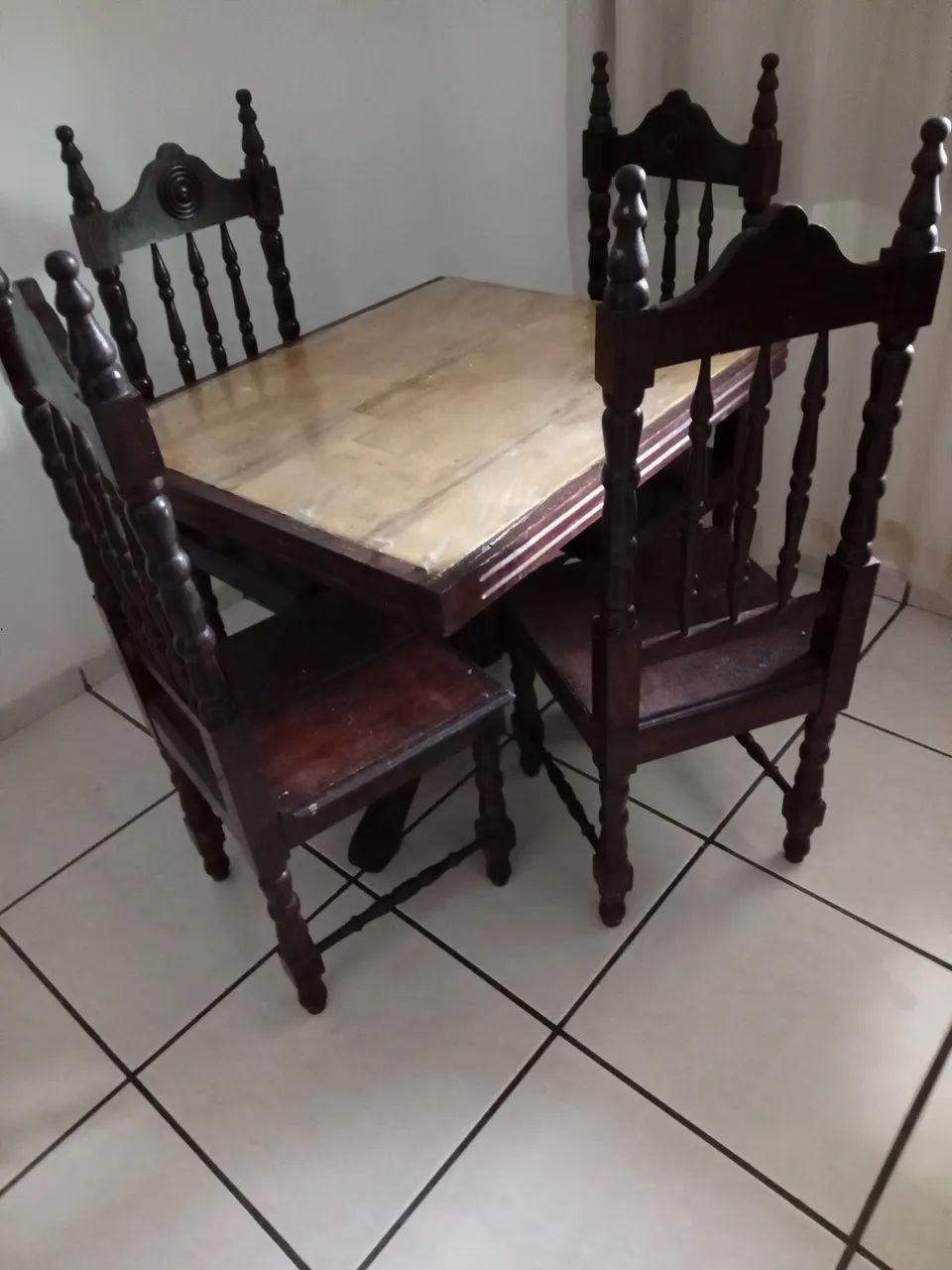 Vendo uma mesa em mecânica com 4 cadeiras mesa em madeira  - Foto 4