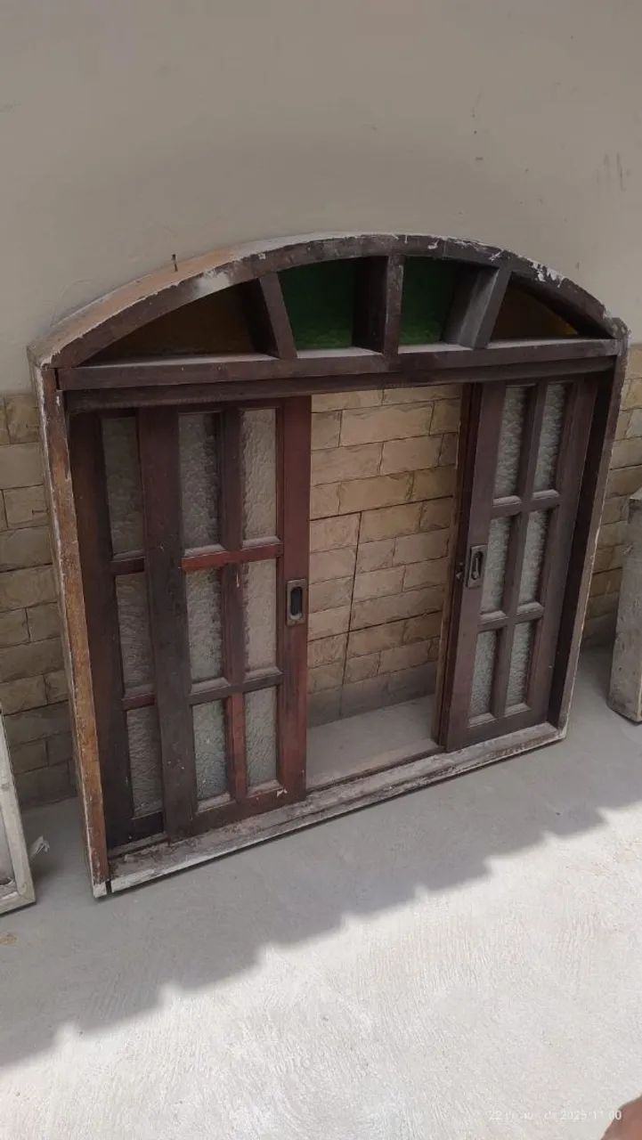 Janela arco com vitral 