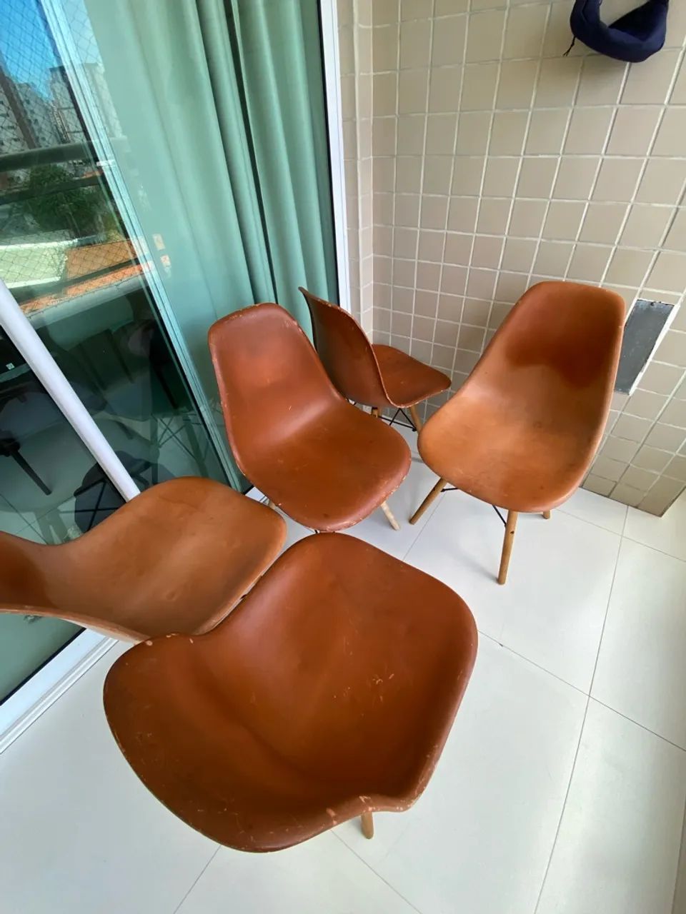 Kit 5 Cadeiras Estilo Eames com Pés de Madeira - Foto 4
