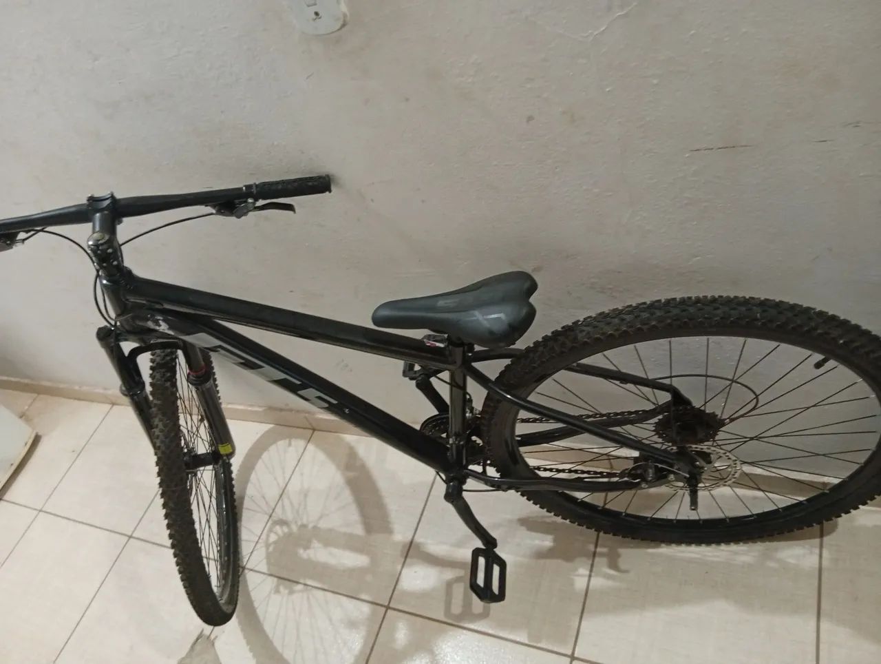 Bicicleta aro 29 rolamento traseiro danificado aceito cartão por aproximação  - Foto 2