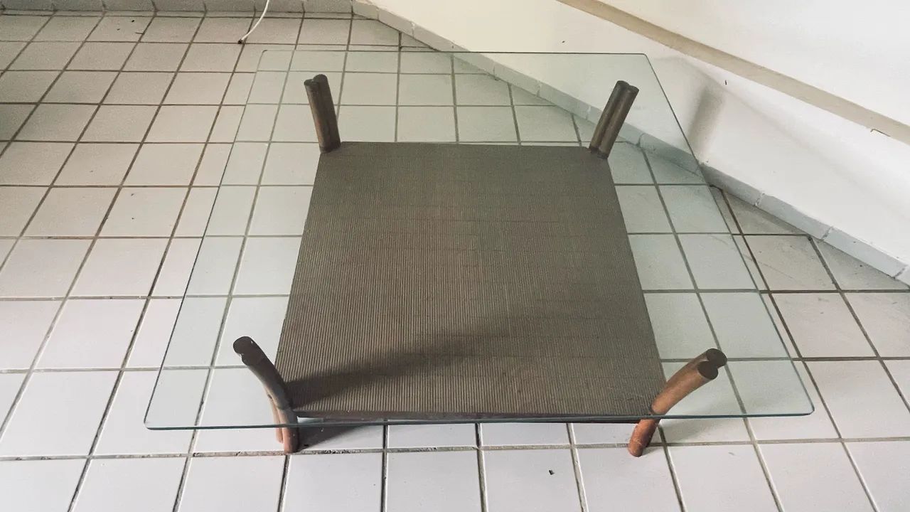 Mesa de centro com tampo de vidro transparente 