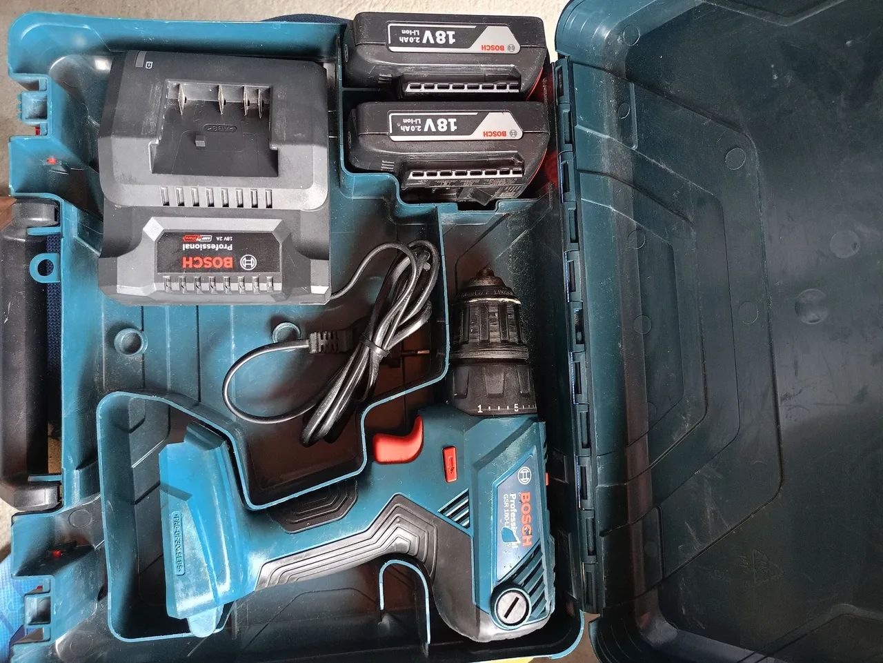 Furadeira Bosch semi nova  - Foto 4