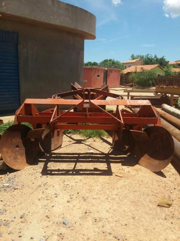 Taipadeira 4 discos com rolo compactador, para fazer curva de nivel largur