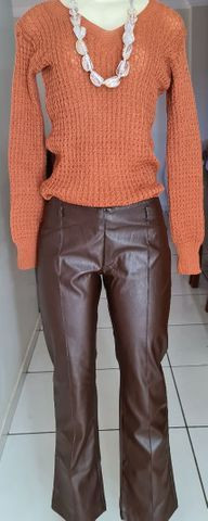 Calça flare marrom em couro ecológico, veste super bem! Tam 36/38