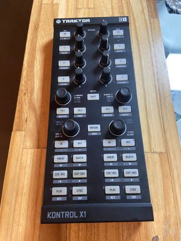 Controladora Traktor X1 MK1 Native Instruments