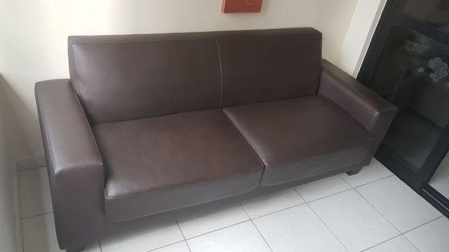 Sofá de 3 lugares com forro em corino na cor café. Excelente estrutura e acabamento - Foto 5