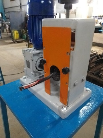 máquina elétrica com bancada  para  descascar  fios de cobre e alumínio