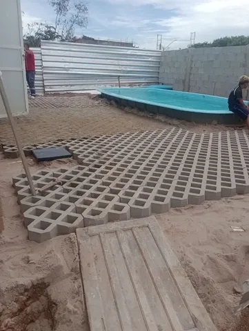 Fábrica de cobogó e piso grama.