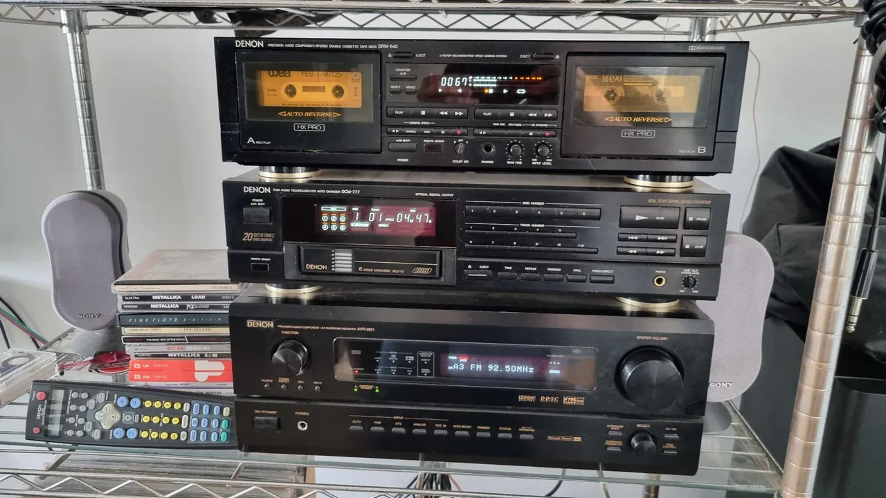 Conjunto de som Denon com caixas acústicas JAMO e subwoofer ativo