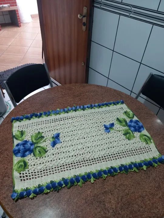 Caminho de mesa de crochê (fio barroco) retangular - cru com flores azuis 51cm x 77cm - Foto 5