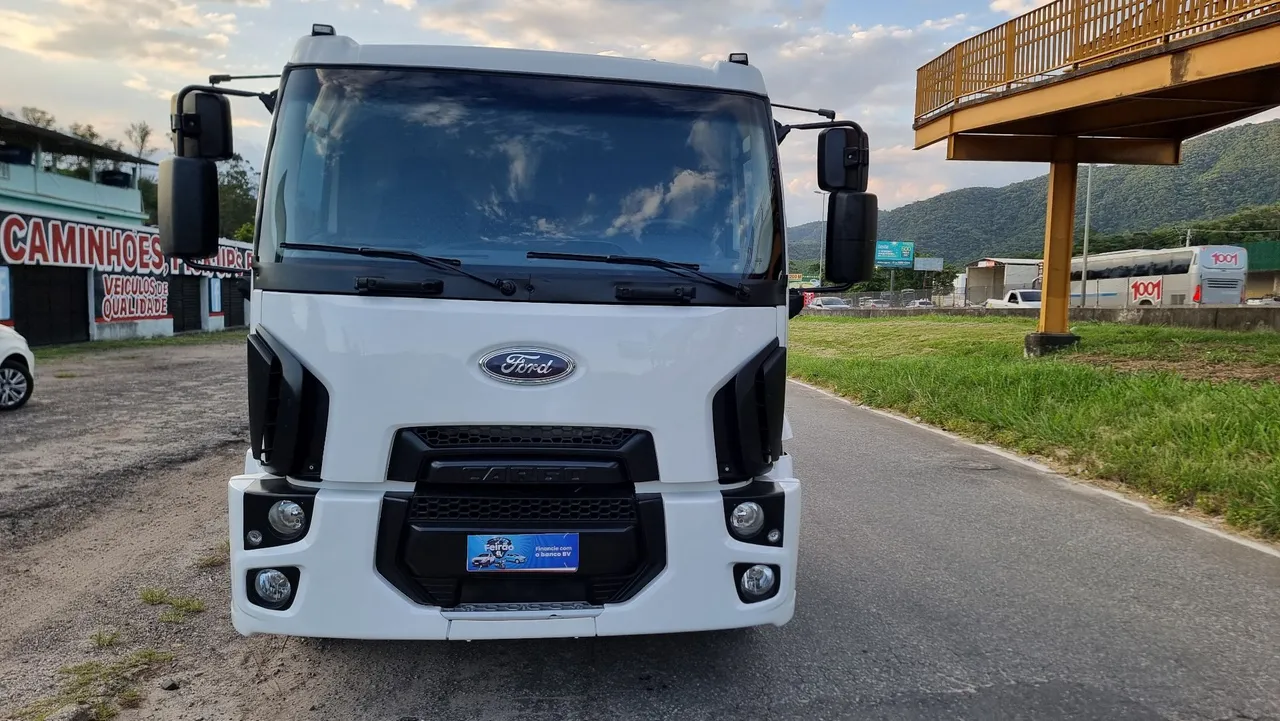 Ford cargo modelo 1519 ano 2013 único dono peneus ok 
