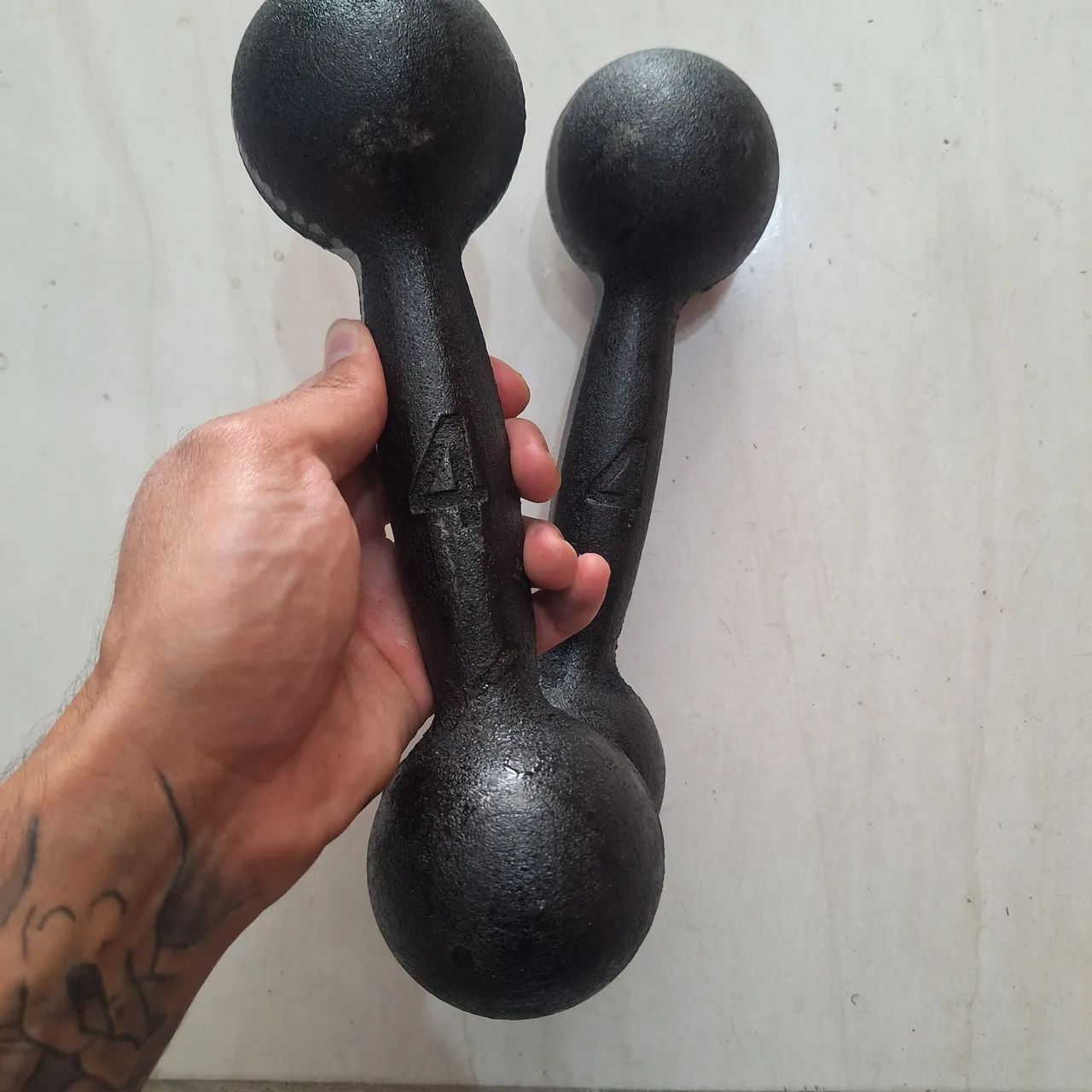 Par de Halteres de Ferro 4KG por R$ 71,92 - Foto 2