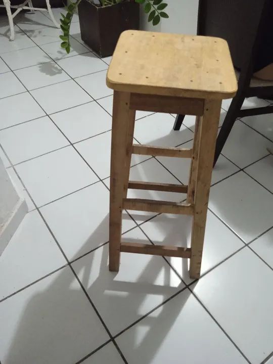 Banqueta de madeira em ótimo estado