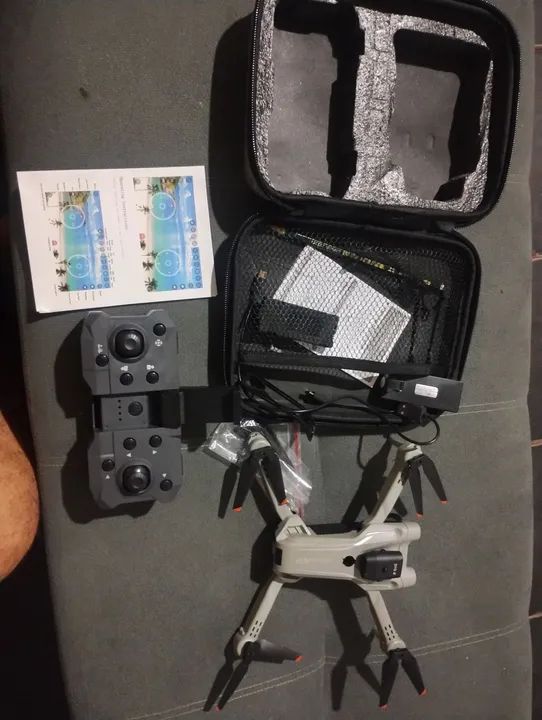 Drone com controle remoto e acessórios