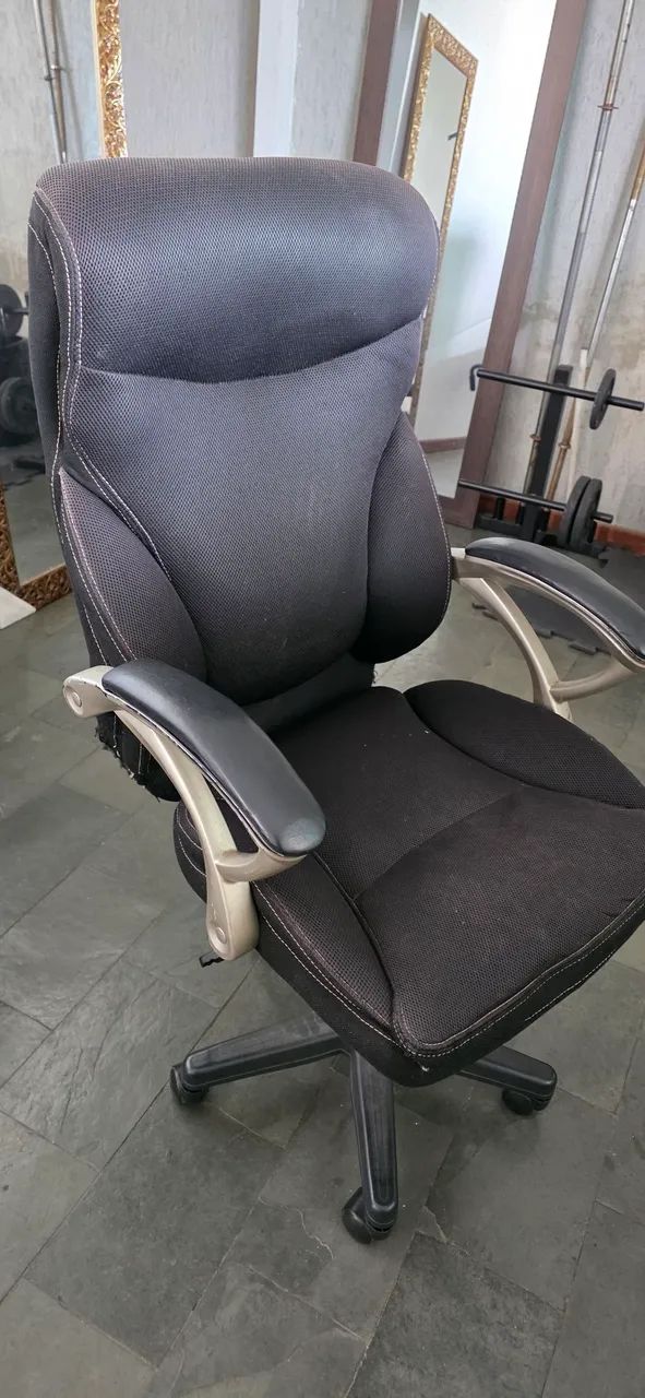 Cadeira de escritório ergonômica preta