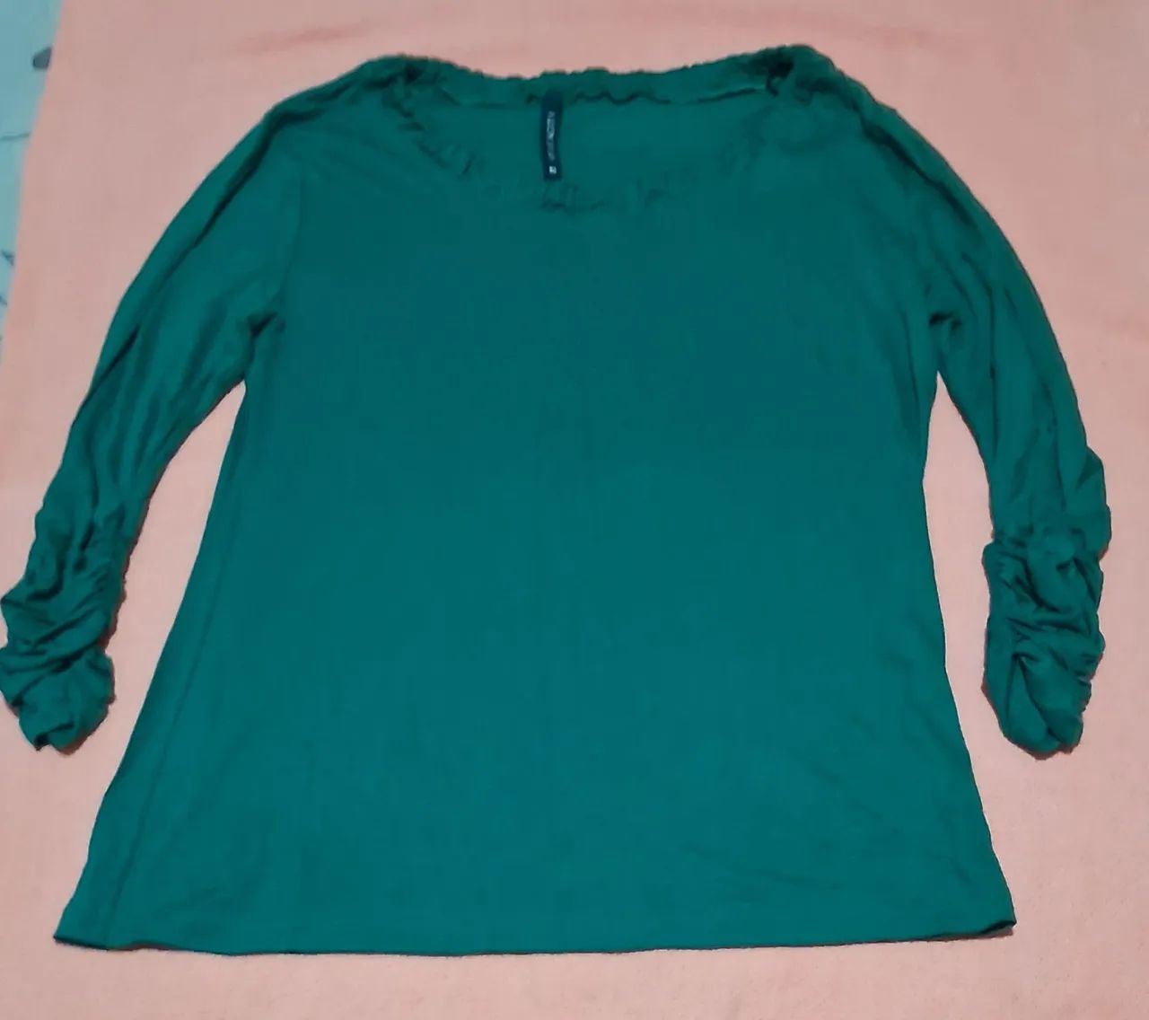 Blusa manga longa verde com detalhes