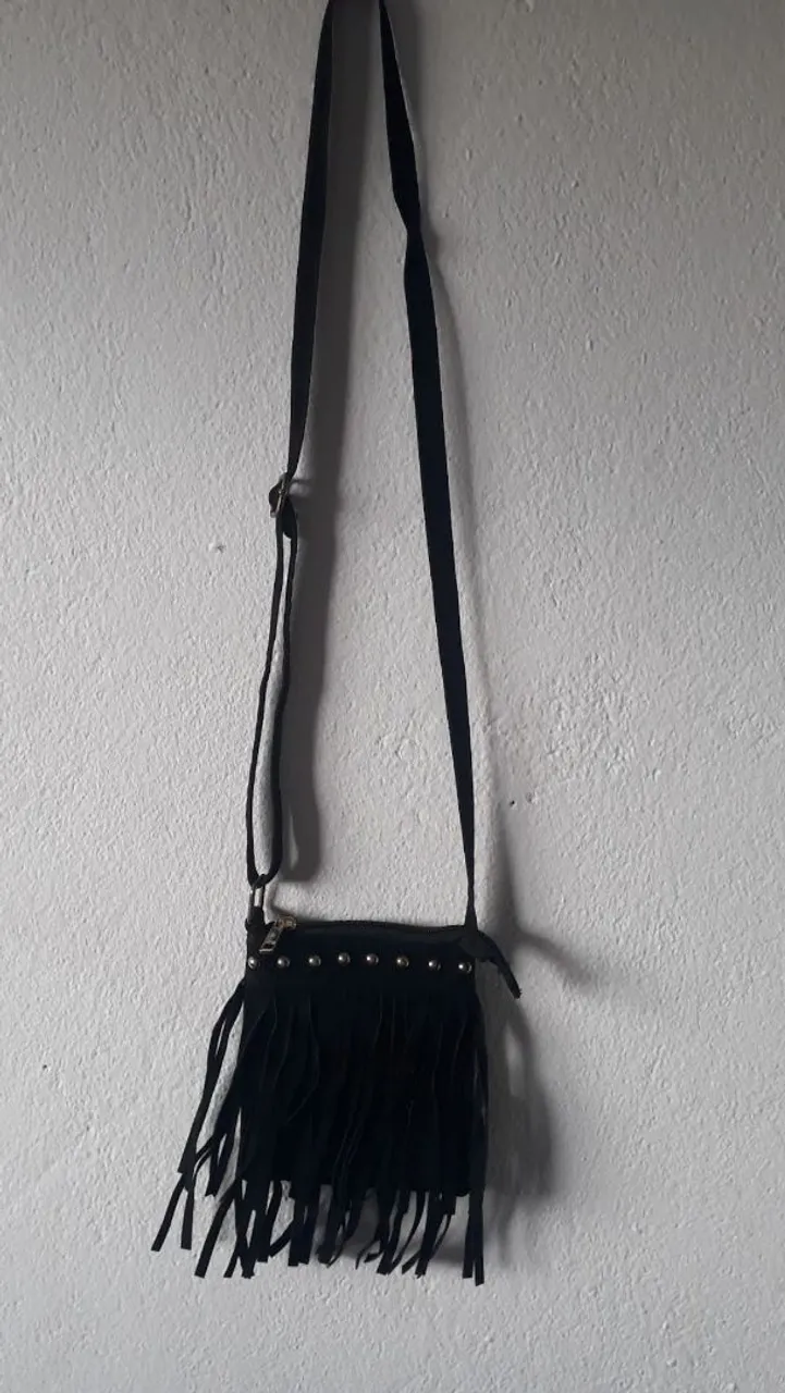 Bolsa preta com franjas