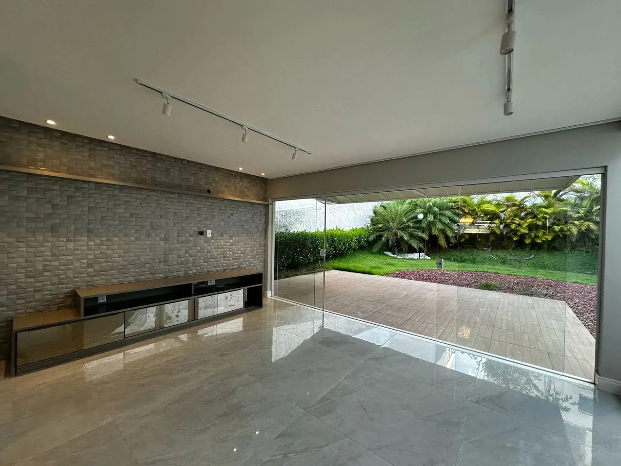 Imóvel para aluguel tem 480² / 4 quartos em Alphaville II - Salvador - BA