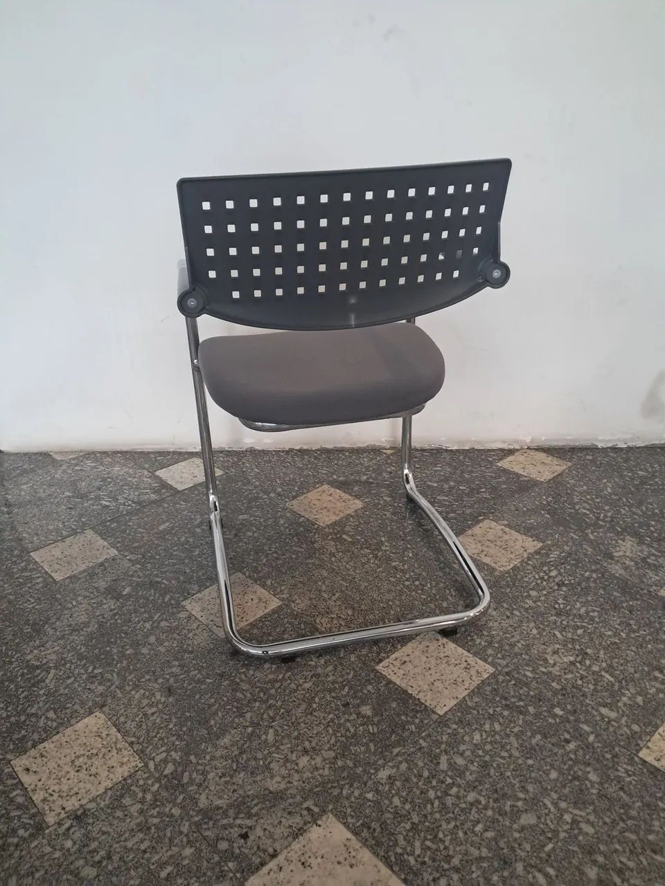 Cadeira fixa com braços - Design Inovador  - Foto 3