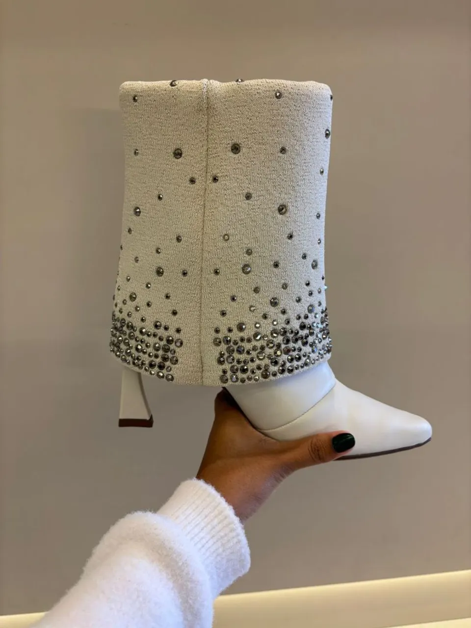 Bota branca com detalhes em pedraria