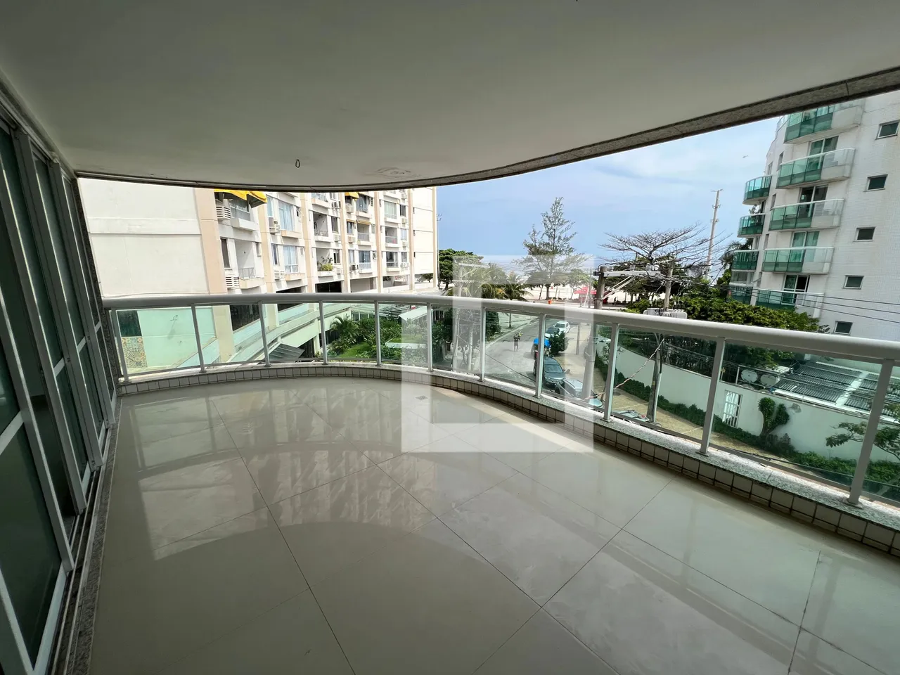 BARRA DA TIJUCA - JUNTO PRAIA - VISTA MAR - VARANDÃO - 3 SUÍTES - 1ª LOCAÇÃO - PORCELANATO