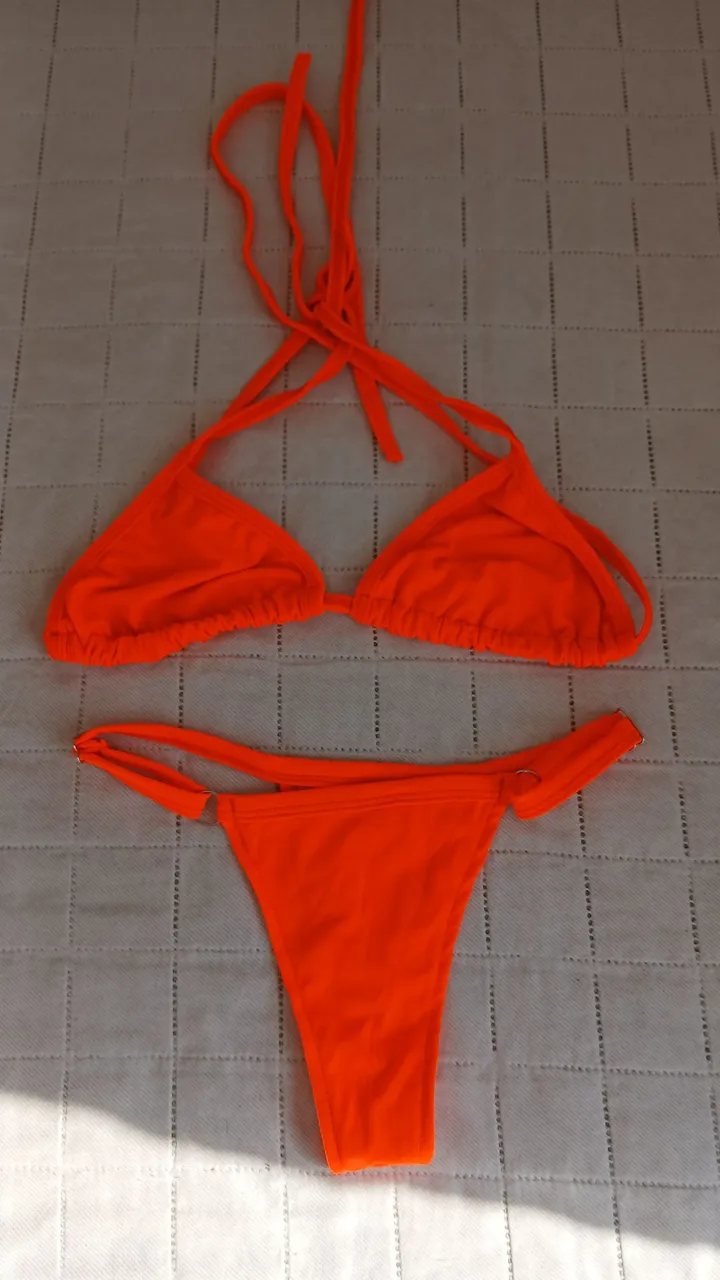 Biquíni laranja neon - Verão na praia!