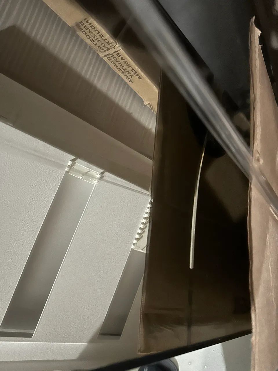 Coffee table 1.40 x 0.70 x 0.30 has a cracked glass on the side64352684867074124