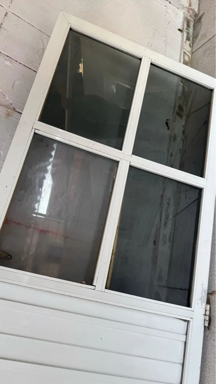 Vendo porta de alumínio (85x2,10)