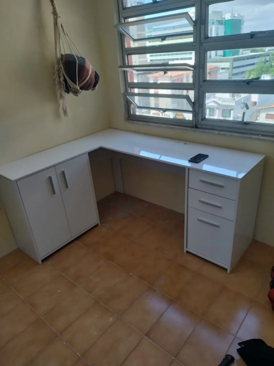 "Organização Inteligente: Mesa Office NT 2005 em L com Design Funcional e Acabamento Branc