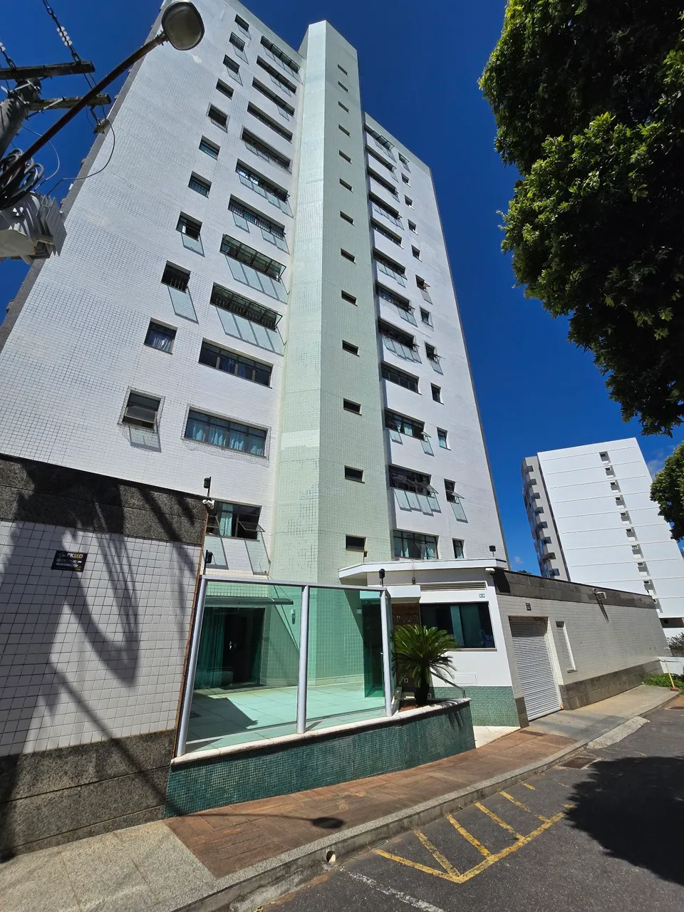 Apartamento no Ed. Topázio com três quartos