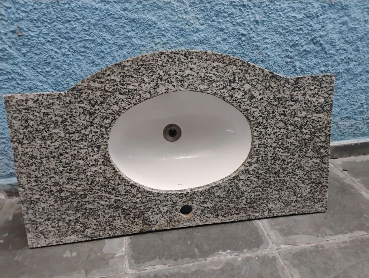 Lavatório com cuba.