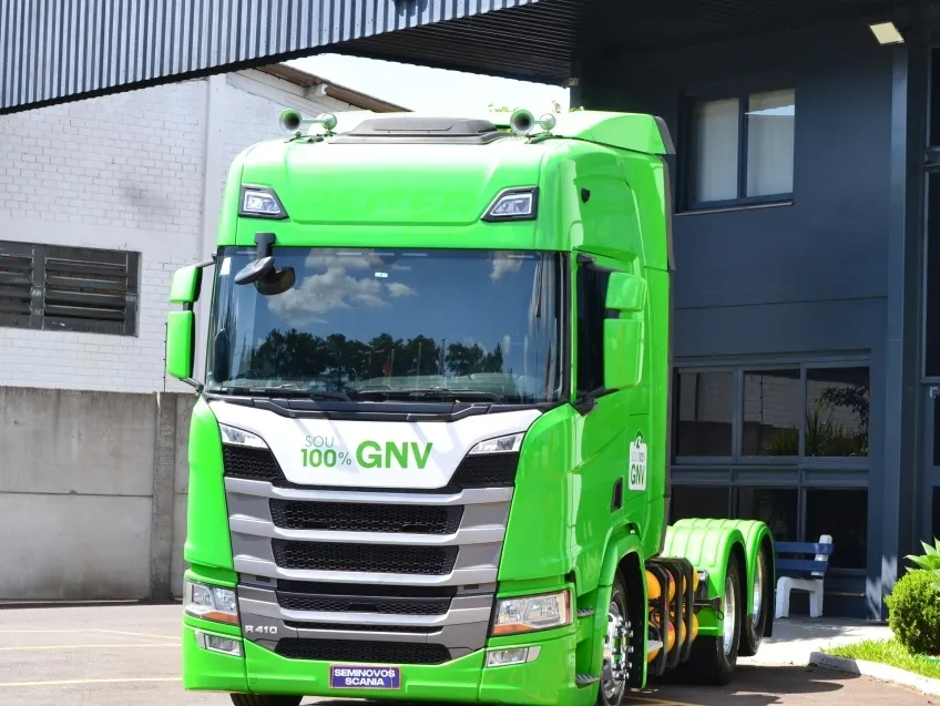 Scania RH410 A6x2 2022 - Gás Natural, Suspensão a ar, Defletores de Rodas externas alumín.