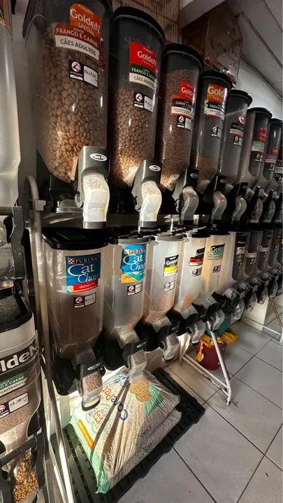 Dispenser de ração 20 litros cadê até 15 kilos em cada 