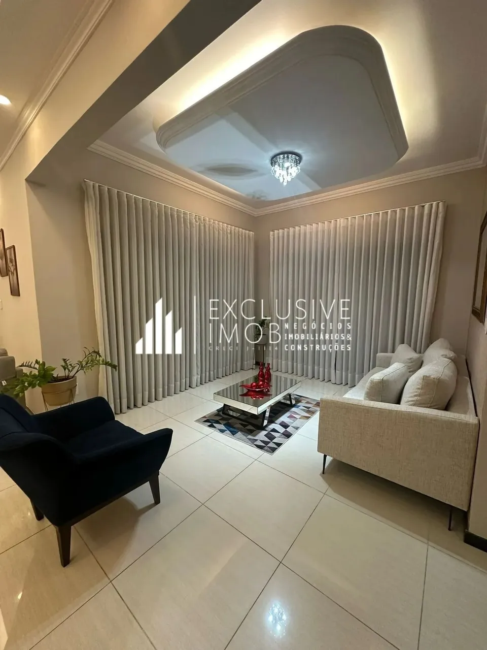 CIDADE JARDIM 2, BELA CASA DE 210 METROS QUADRADOS, 4 SUÍTES, 6 BANHEIROS