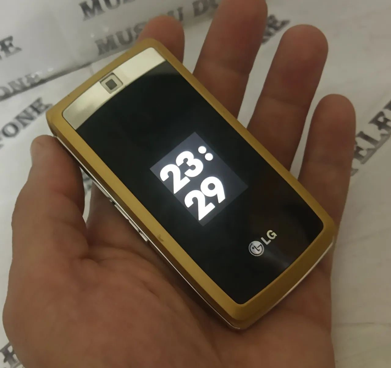 LG kF300 dourado Flip celular antigo RELÍQUIA funcionando  - Foto 2