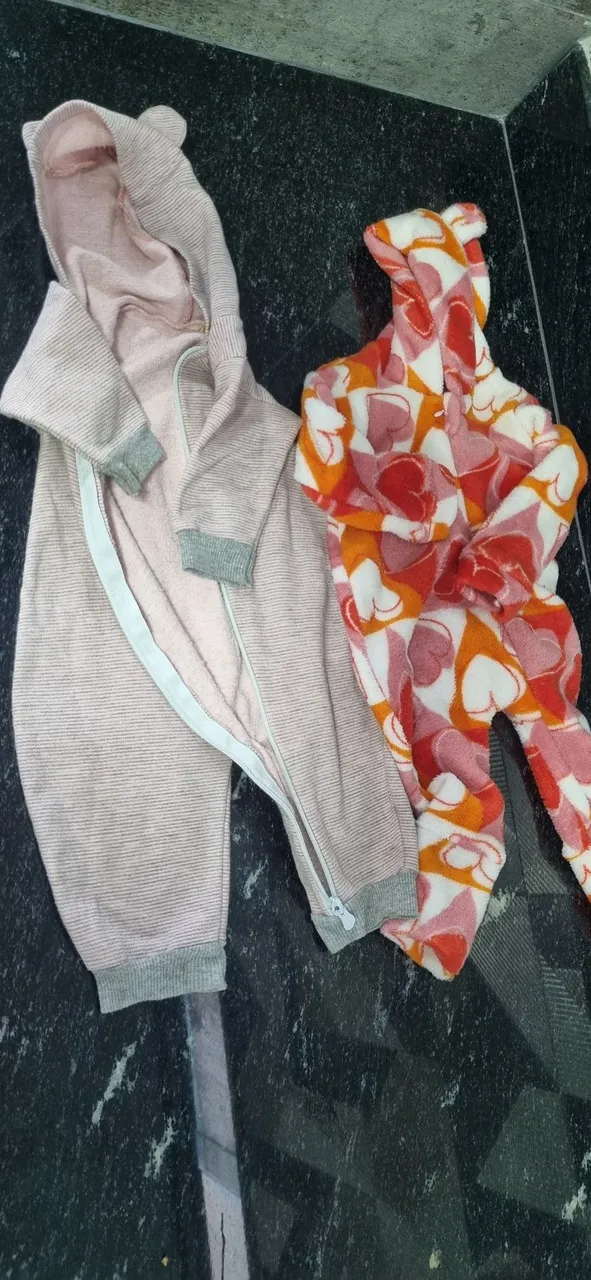 Macacão bebê rosa com orelhas e macacão estampado