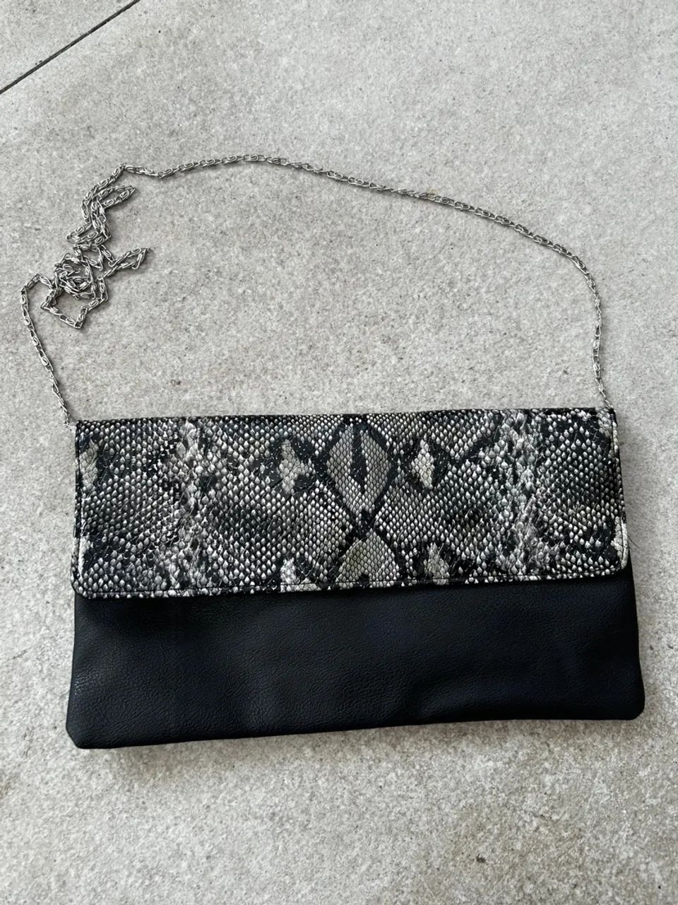 Bolsa Clutch Preta Couro Sintético com Detalhe Animal Print