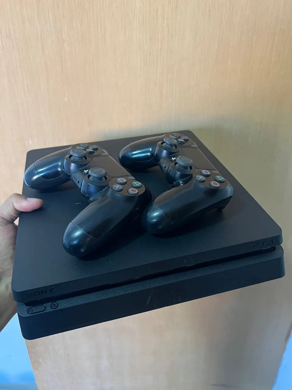 PS4 Slim 1TB à venda - Completo e em ótimo estado!