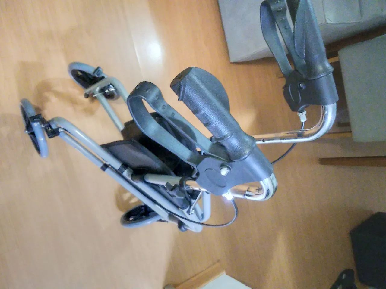 Andador dobrável 3 rodas com freio  - Foto 5