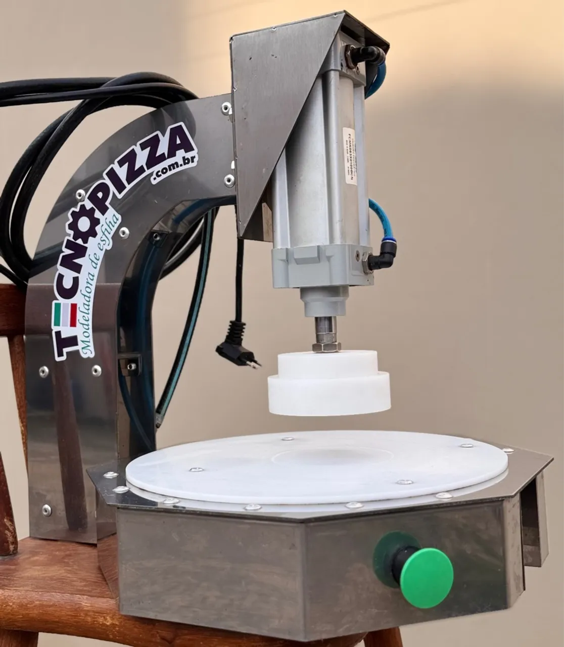 KIT MODELADORA DE ESFIHAS (TECNOPIZZA - 220V) + MOTOCOMPRESSOR PORTÁTIL (SCHULZ - 220V)