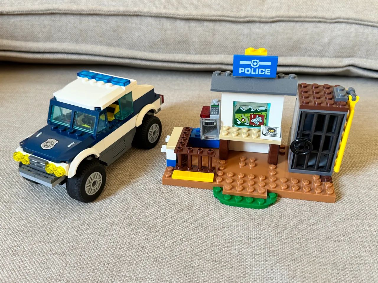 Lego CITY Police Car e base policial originais