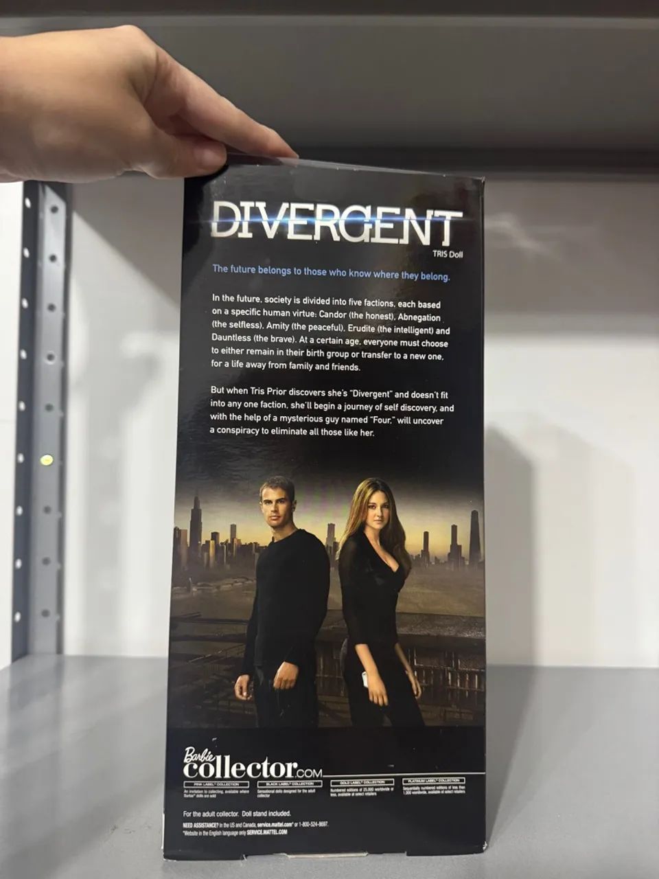 Caixa Boneca Barbie Divergente Tris Black Label - Foto 2