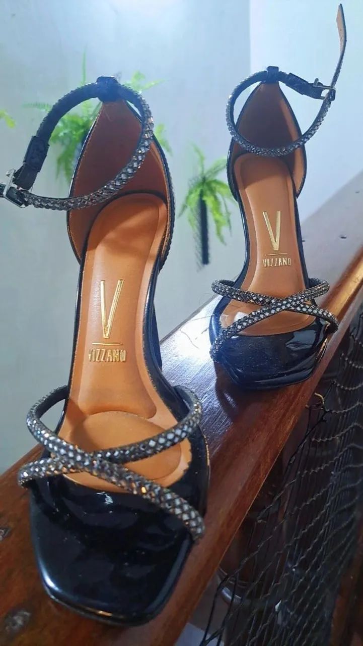 Sandália Vizzano Preta com Strass - Nova!