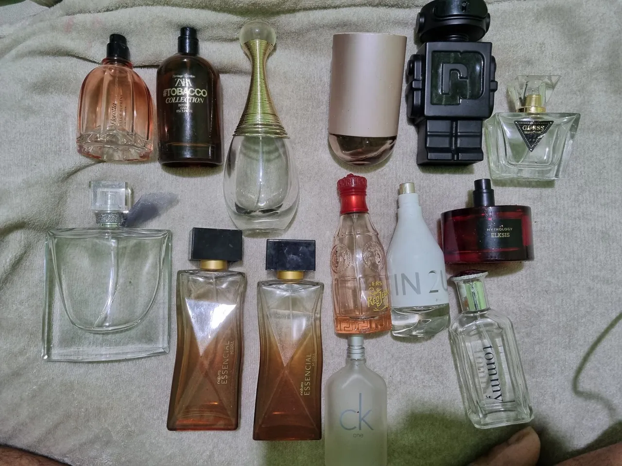 Coleção de perfumes variados