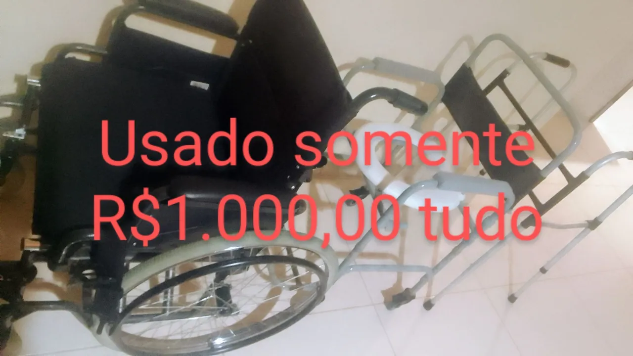 Cadeira de rodas e sanitário hospitalar