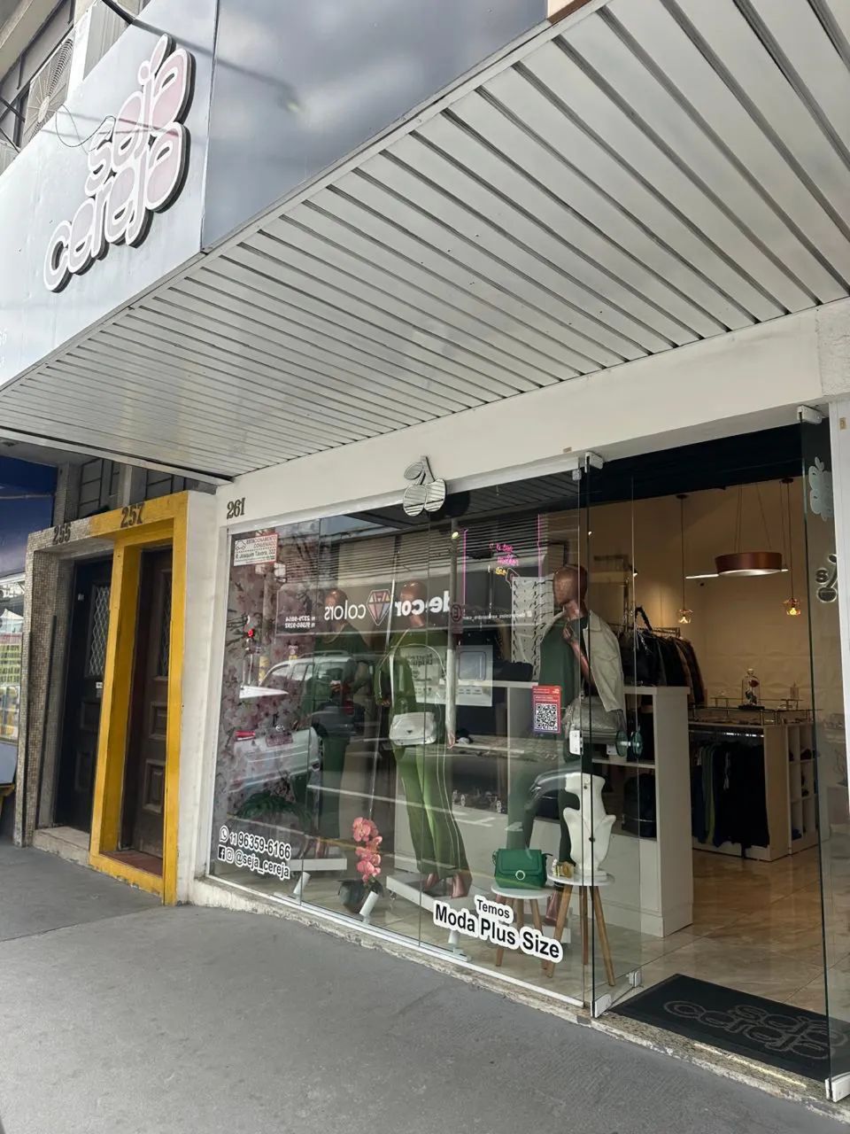 Loja feminina passando o ponto 