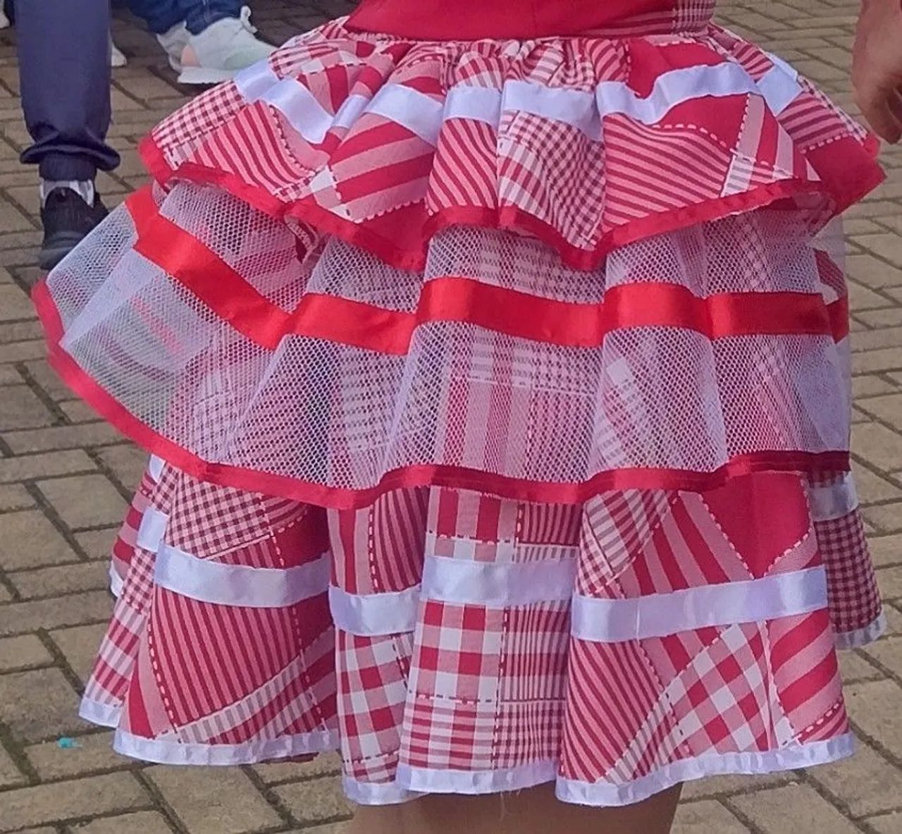 Saia festa junina xadrez vermelha e branca com babados - Foto 3